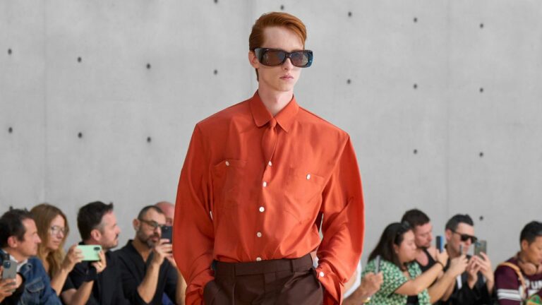 Anthony Vaccarrello di Saint Laurent è sopra quegli stivali in pelle alti