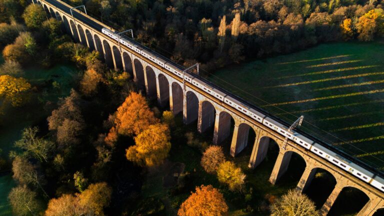 I migliori viaggi in treno nel Regno Unito per le foglie, viste sull'oceano e un posto su Hogwarts Express