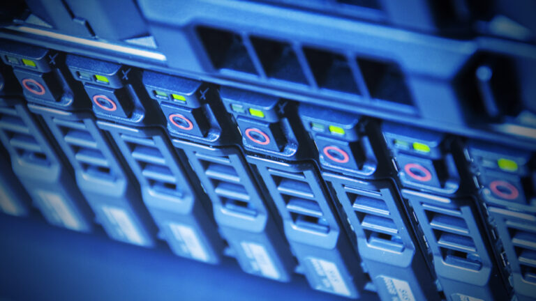 Disk storage array for online storage in a data center or server room