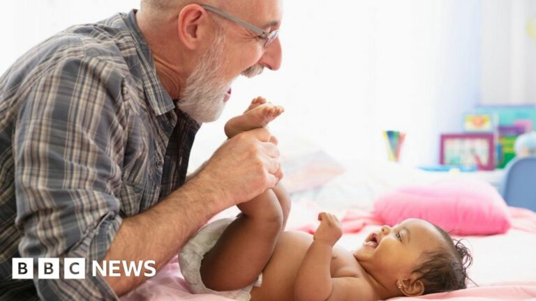Aumento "notevole" in papà oltre 60 in Inghilterra e Galles