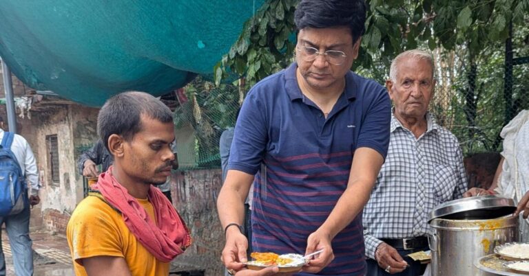 In Delhi, This CA Serves 250 People Daily With Freshly Cooked Meals at Just Rs 10 Each!