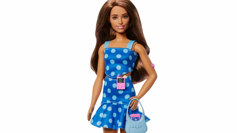 La Barbie con Diabete Tipo 1, Infusore E Pompa per L'Isulina con Cerotto a Forma di Cuore