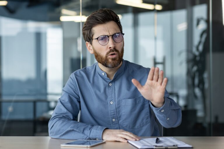 Parlare sopra gli altri: 5 cause psicologiche