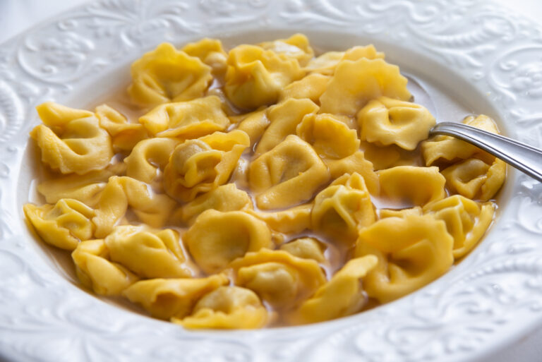 Tortellini in brodo come da tradizione Emiliana: il primo che scalda il cuore