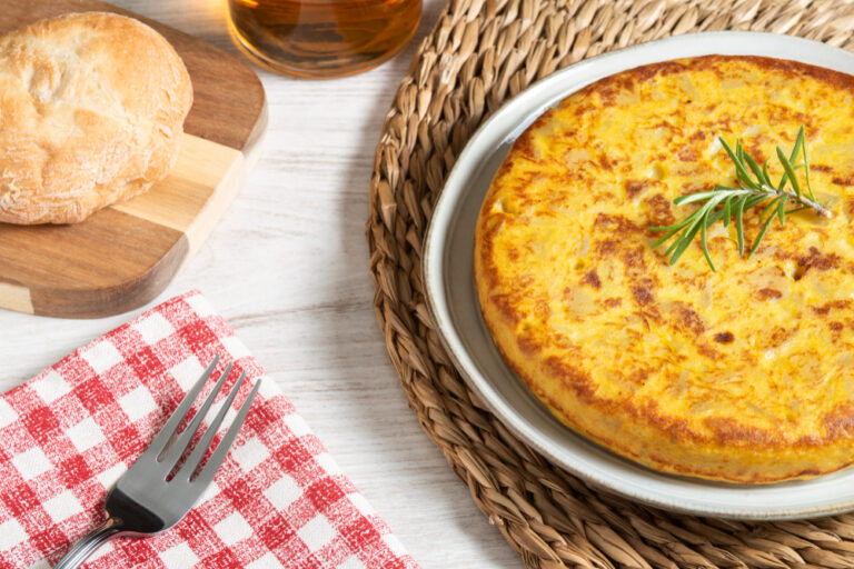 Frittata alta e morbida: la ricetta semplice che salva pranzi e cene