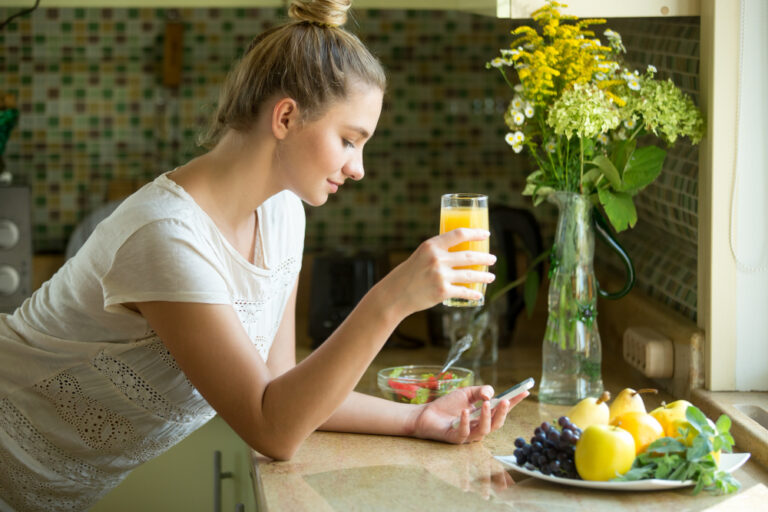 Come sgonfiarsi prima dell’estate: le abitudini alimentari che funzionano davvero