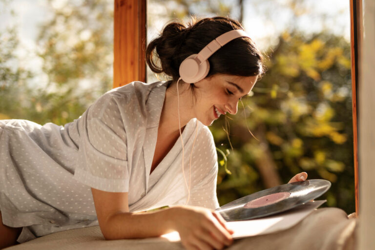 Musica e benessere: come creare la playlist perfetta per rilassarti a casa
