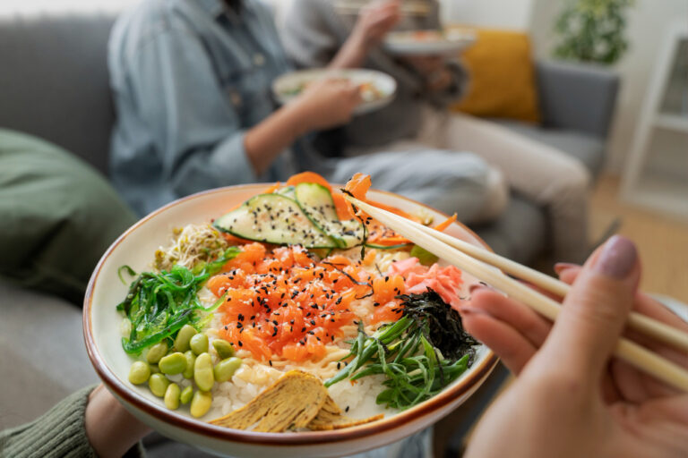 Poke Bowl homemade: come preparare a casa il piatto più amato della primavera