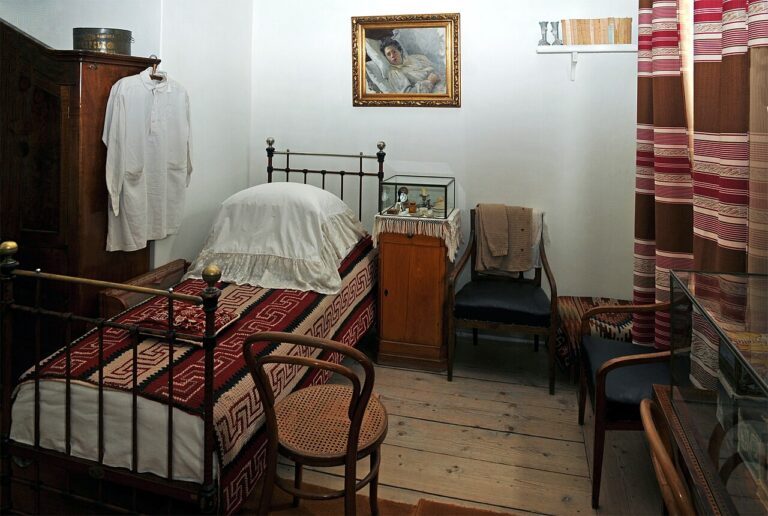 Le prime sere fredde: preparare un angolo caldo invece di alzare i termosifoni Stanza da letto di tolstoj