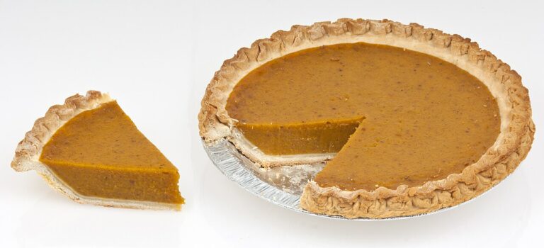 Zucca intera comprata a settembre: come tagliarla e conservarla senza sprecarne metà Pumpkin-Pie-Whole-Slice