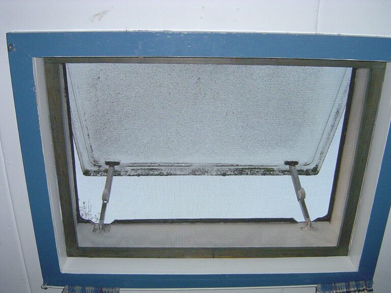 Zanzariere e filtri: la pulizia di fine stagione che fa entrare più aria Window with insect screen