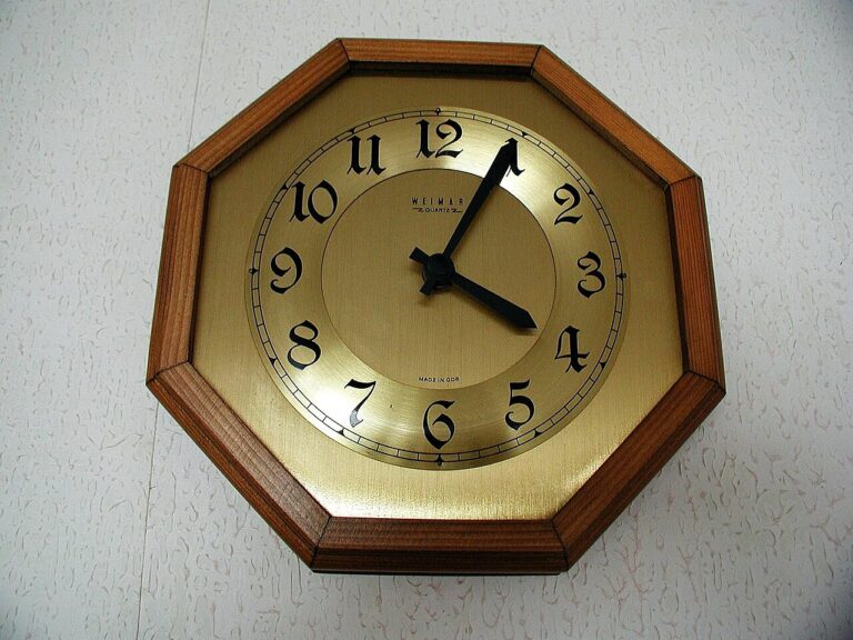 Ora solare da domenica: le tre regolazioni da fare in casa la sera prima Clock analog clock