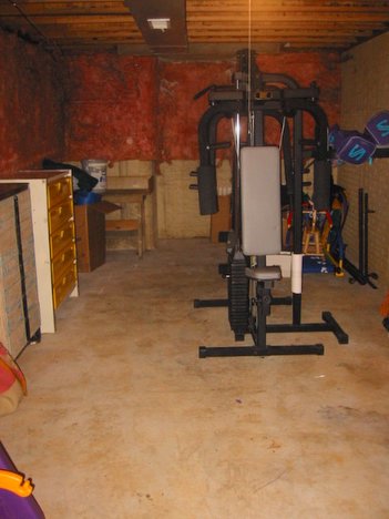 Umidità in cantina e nel box: cosa spostare da terra prima dei primi freddi Basement-after