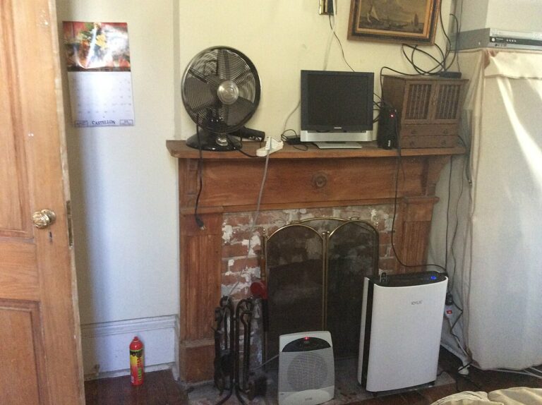 Stufetta elettrica tirata fuori: quanto costa accenderla davvero Maple Street New Orleans - 1880s house interior details 07
