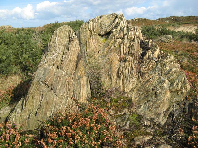 Lenzuola e asciugamani estivi: cosa ne fa chi non ha un armadio in più Folded strata - geograph.org.uk - 991309