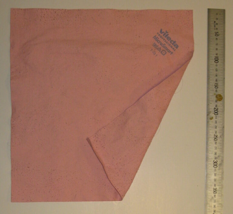 Sedia per tirare giù le cose in alto: perché lo sgabello a due gradini vale la spesa Cloth, microfiber, folding step 01
