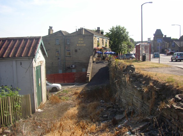 Cambio stagione dell’auto e del box: la spesa che si fa adesso e non a dicembre Duke William Inn, Wade House Road (A6036), Shelf - geograph.org.uk - 208622