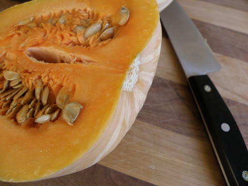 Zucca intera comprata al mercato: come tagliarla senza rovinare il coltello Seminole pumpkin cut in half