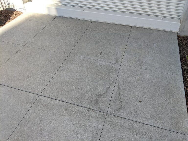 Il primo giorno di pioggia vera: fare il giro di casa mentre viene giù Water stain on concrete