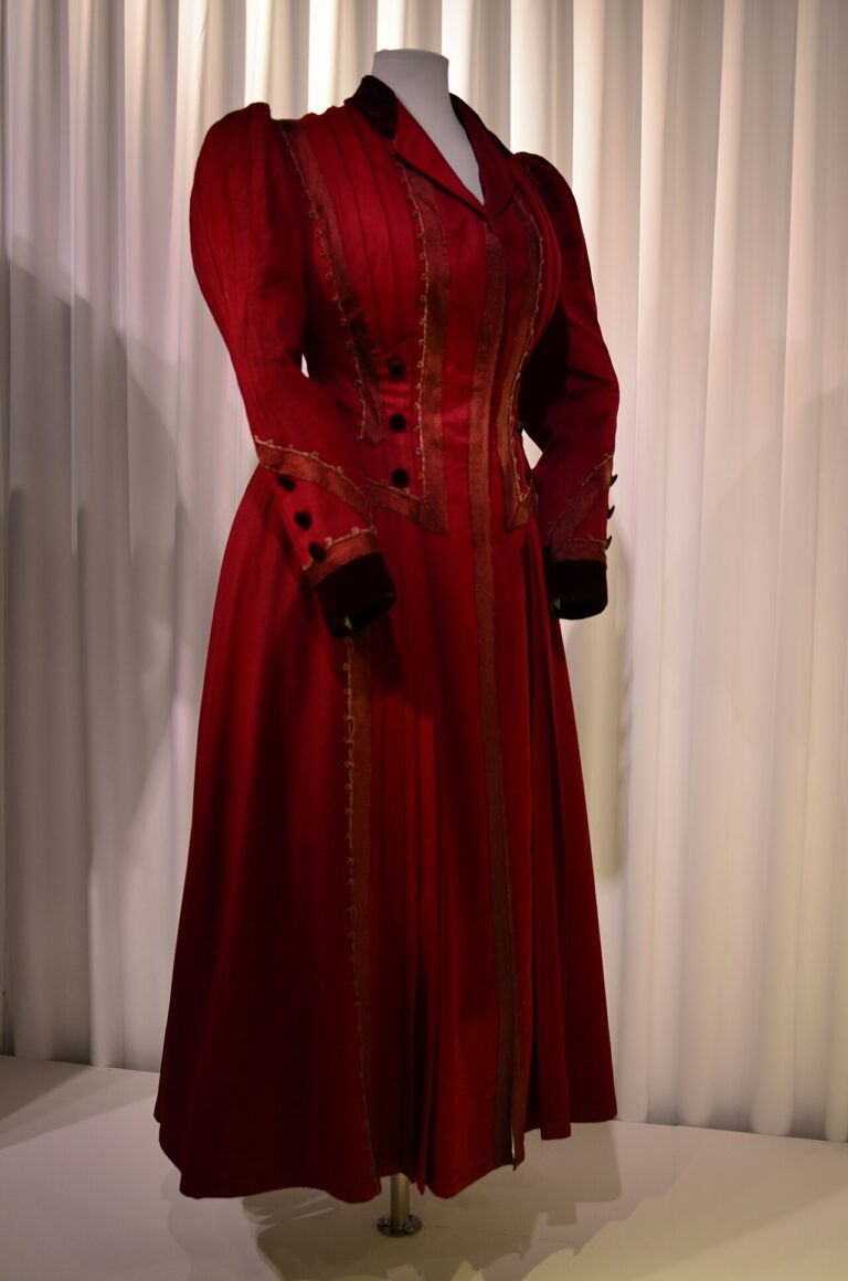 Giacche e cappotti tirati fuori: i tre controlli da fare stasera, non a novembre Woman's wool coat, sold by J.S. Graham in Seattle c. 1890